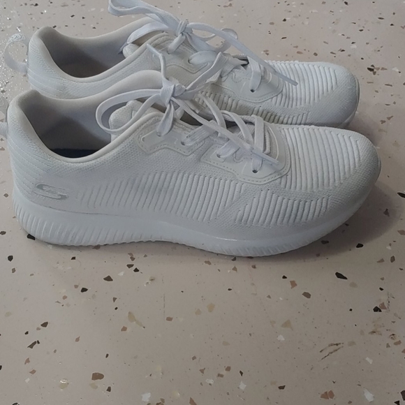 white sneakers sketchers